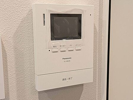誰が来てもわかる様にモニター付きインターホンを設置。
