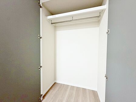 家電やスーツケース、ストック品など何でも片付く嬉しい空間です。