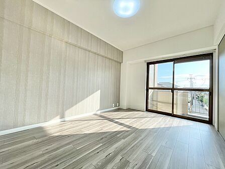 清かで艶やかな時間をもたらしてくれる室内です。