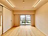 室内：通風・採光に優れ、心地よい光と風が溢れています。