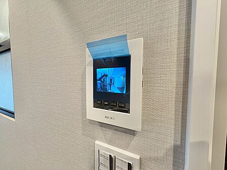 誰が来てもわかる様にモニター付きインターホンを設置。