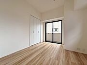 清かで艶やかな時間をもたらしてくれる室内です。