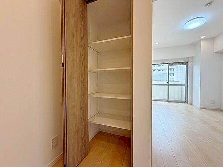 家電やスーツケース、ストック品など何でも片付く嬉しい空間です。