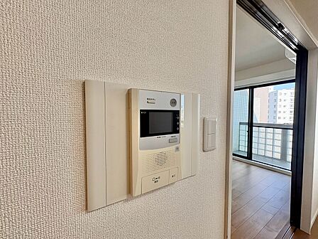 誰が来てもわかる様にモニター付きインターホンを設置。