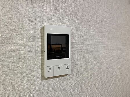 誰が来てもわかる様にモニター付きインターホンを設置。