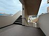 設備：共用部の階段です。明るく清潔に管理されています。