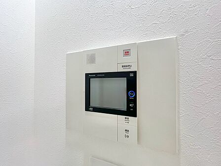 誰が来てもわかる様にモニター付きインターホンを設置。