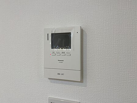 誰が来てもわかる様にモニター付きインターホンを設置。