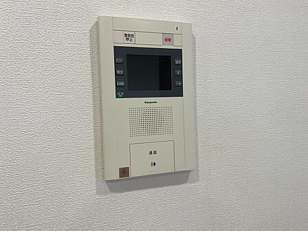 誰が来てもわかる様にモニター付きインターホンを設置。