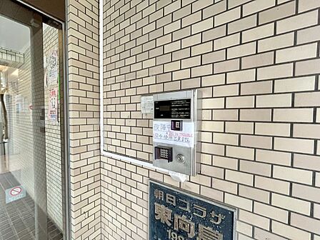 誰が来てもわかる様にモニター付きインターホンを設置。