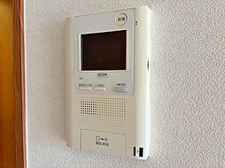 誰が来てもわかる様にモニター付きインターホンを設置。