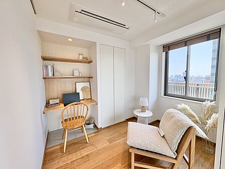 清かで艶やかな時間をもたらしてくれる室内です。