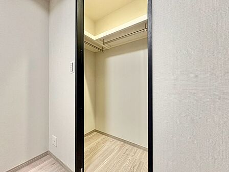 収納スペースが付いていて、お部屋を広く使っていただけます。