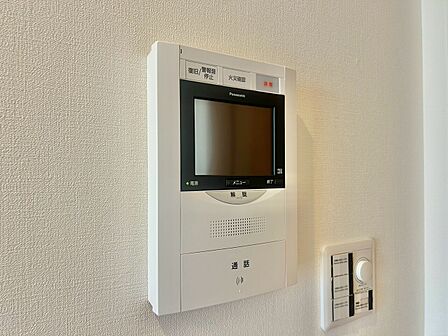 誰が来てもわかる様にモニター付きインターホンを設置。