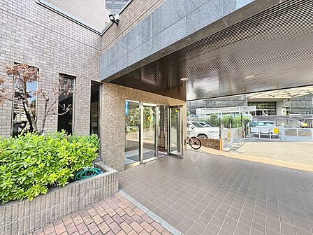 上質感漂う玄関アプローチです。
