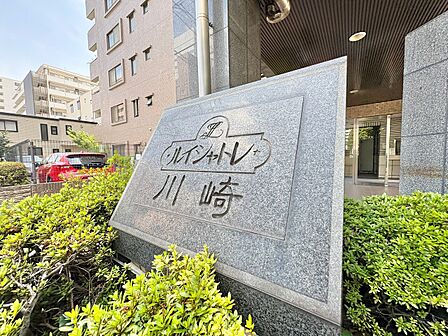 スタイリッシュなエンブレム。お洒落なマンションは入り口から。