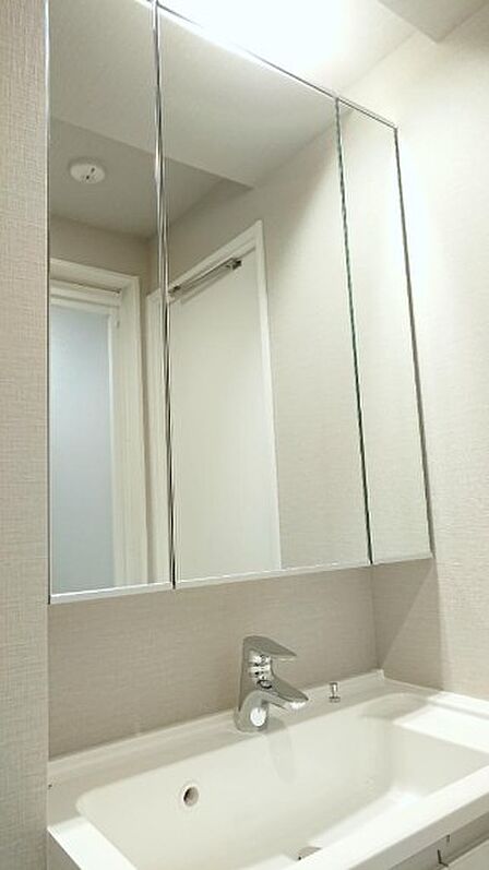 清潔感を感じられる洗面化粧台。
