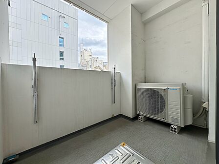 朝の澄んだ空気や、夕方に吹く清々しい風を感じられるバルコニー。