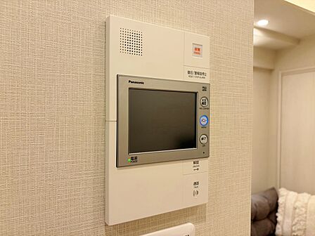 誰が来てもわかる様にモニター付きインターホンを設置。
