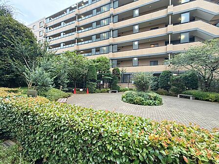 マンションの敷地内には、中庭もございます。