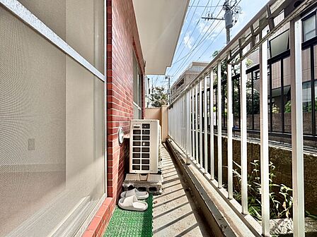 朝の澄んだ空気や、夕方に吹く清々しい風を感じられるバルコニー。