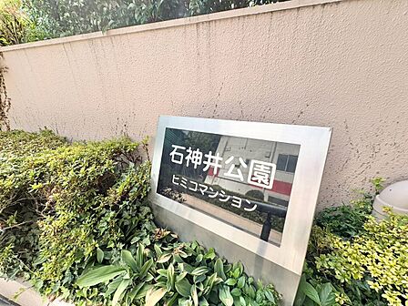 スタイリッシュなエンブレム。お洒落なマンションは入り口から。