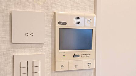 誰が来てもわかる様にモニター付きインターホンを設置。