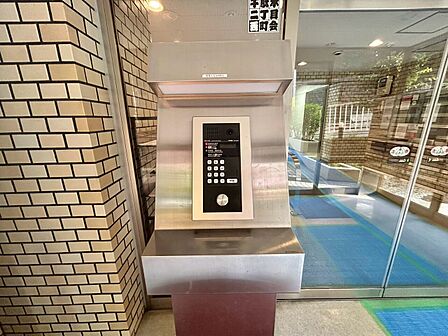 誰が来てもわかる様にモニター付きインターホンを設置。