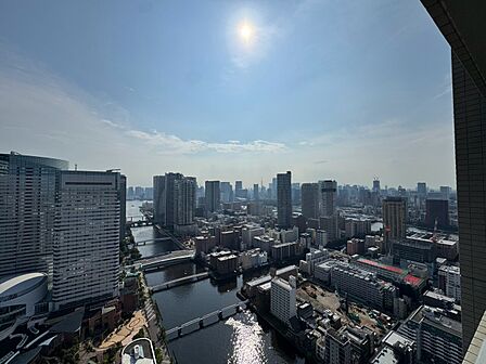 眺望や窓からの景色が良いと、家で過ごす時間も快適です。