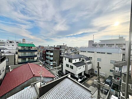 陽当たり・通風・開放感に恵まれた環境です。