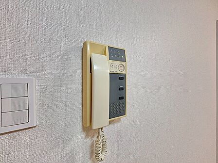 誰が来てもわかる様にインターホンを設置。