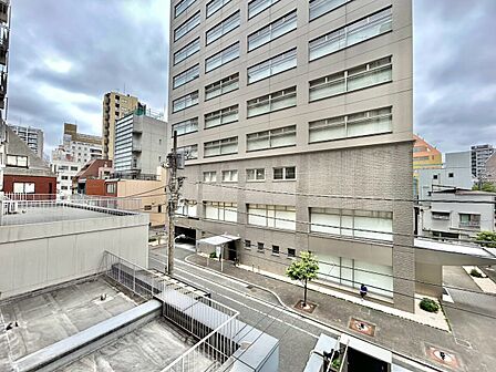 陽当たり・通風・開放感に恵まれた環境です。