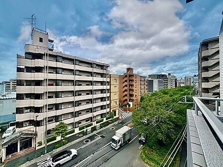 陽当たり・通風・開放感に恵まれた環境です。