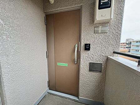 清潔感のある落ち着いた雰囲気の玄関です。