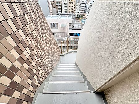 共用部の階段です。明るく清潔に管理されています。