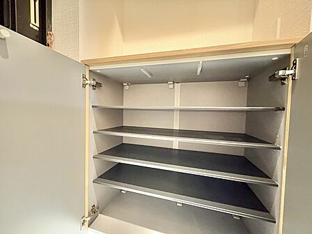 家電やスーツケース、ストック品など何でも片付く嬉しい空間です。
