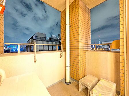 朝の澄んだ空気や、夕方に吹く清々しい風を感じられるバルコニー。