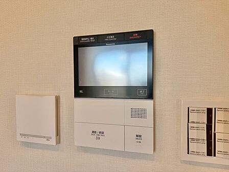 誰が来てもわかる様にモニター付きインターホンを設置。