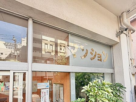 スタイリッシュなエンブレム。お洒落なマンションは入り口から。