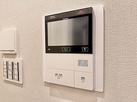 誰が来てもわかる様にモニター付きインターホンを設置。