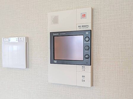 誰が来てもわかる様にモニター付きインターホンを設置。
