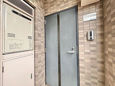 清潔感のある落ち着いた雰囲気の玄関です。