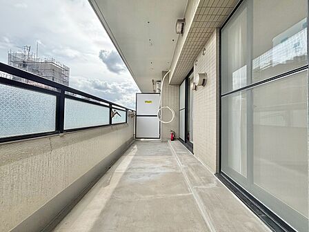 朝の澄んだ空気や、夕方に吹く清々しい風を感じられるバルコニー。