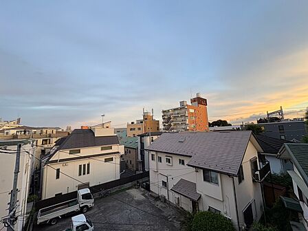 陽当たり・通風・開放感に恵まれた環境です。