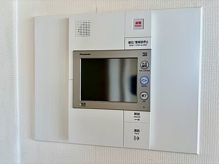 誰が来てもわかる様にモニター付きインターホンを設置。