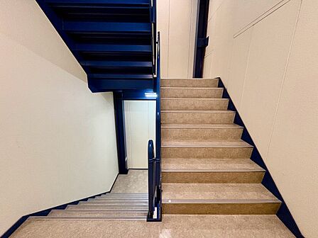 共用部の階段です。明るく清潔に管理されています。