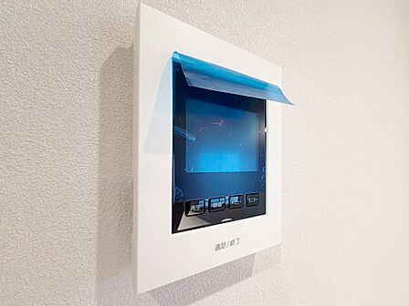 誰が来てもわかる様にモニター付きインターホンを設置。