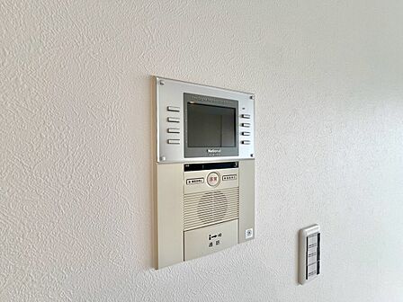 誰が来てもわかる様にモニター付きインターホンを設置。