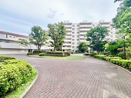 マンションの敷地内には、中庭もございます。