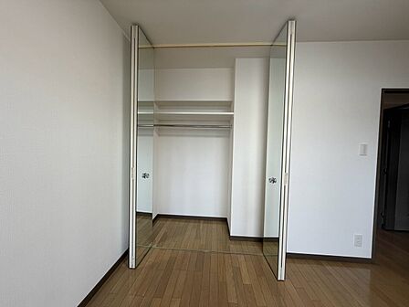 家電やスーツケース、ストック品など何でも片付く嬉しい空間です。